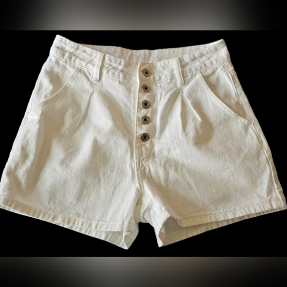 SHEIN Pants - 🌞White button fly pleated jean shorts